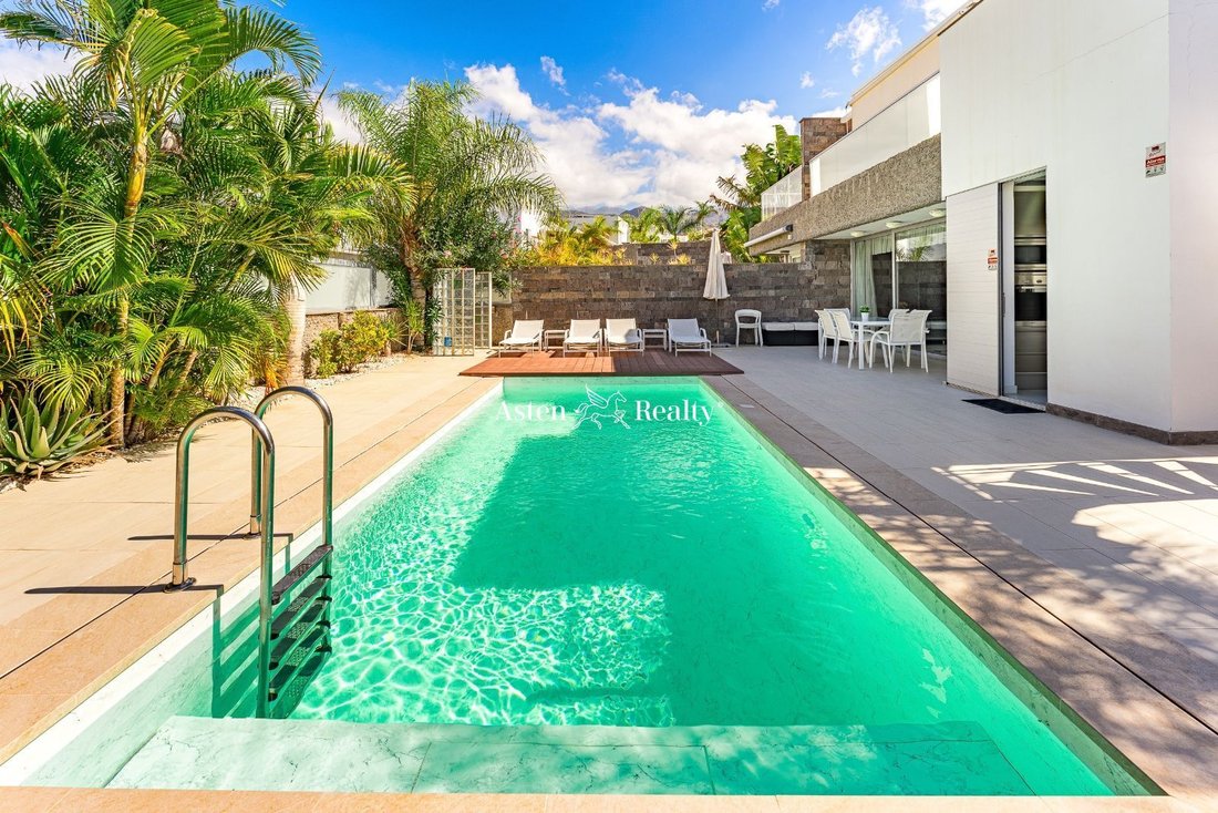 Villa in Costa Adeje, Adeje, Canary Islands 1 - 13298673