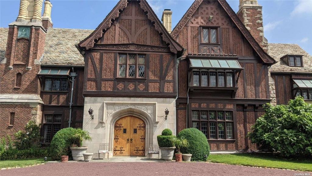 The Chimneys In Mill Neck, New York, United States For Sale (12144471)