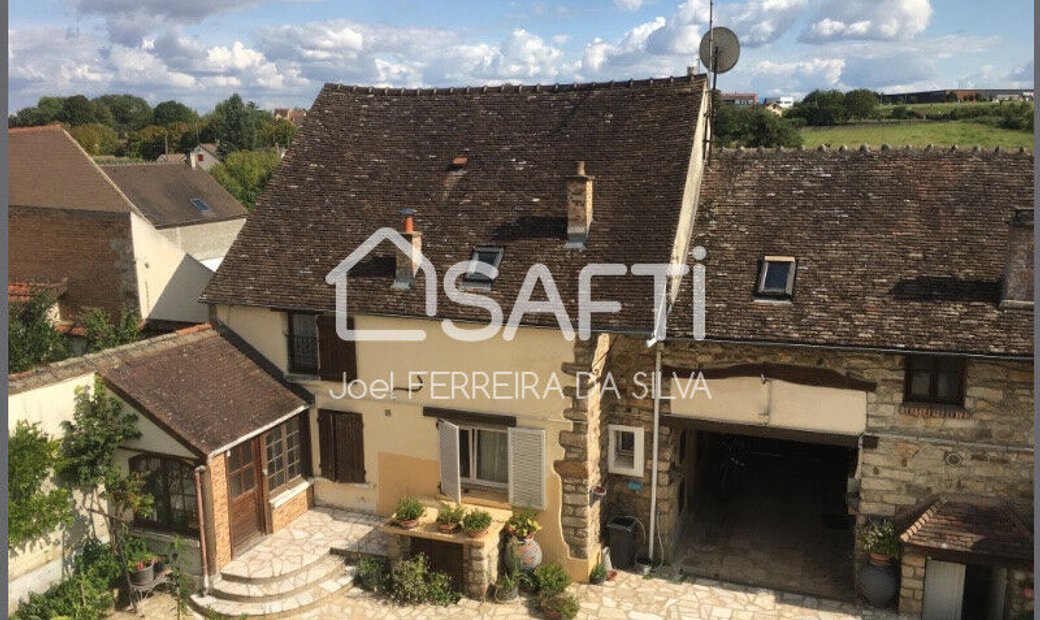 Ensemble Immobilier In Villeneuve La Guyard, Bourgogne Franche Comté