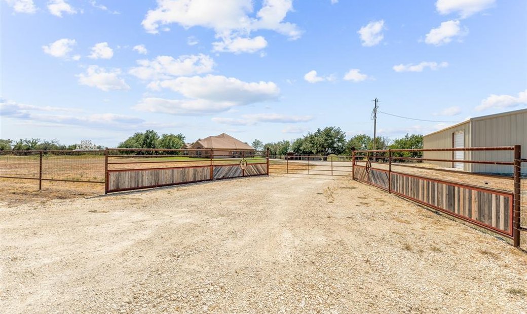 Exquisite Home With Barn And Outbuildings On In Stephenville, Tx
