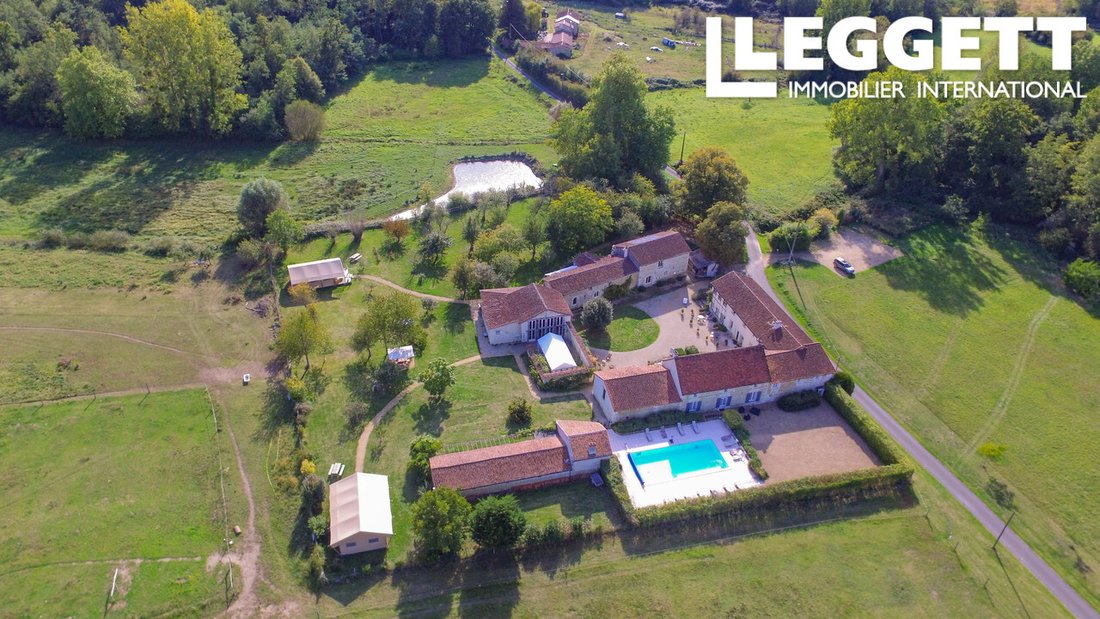 Magnificent Gite Property On 10 In Berthegon, Nouvelle Aquitaine