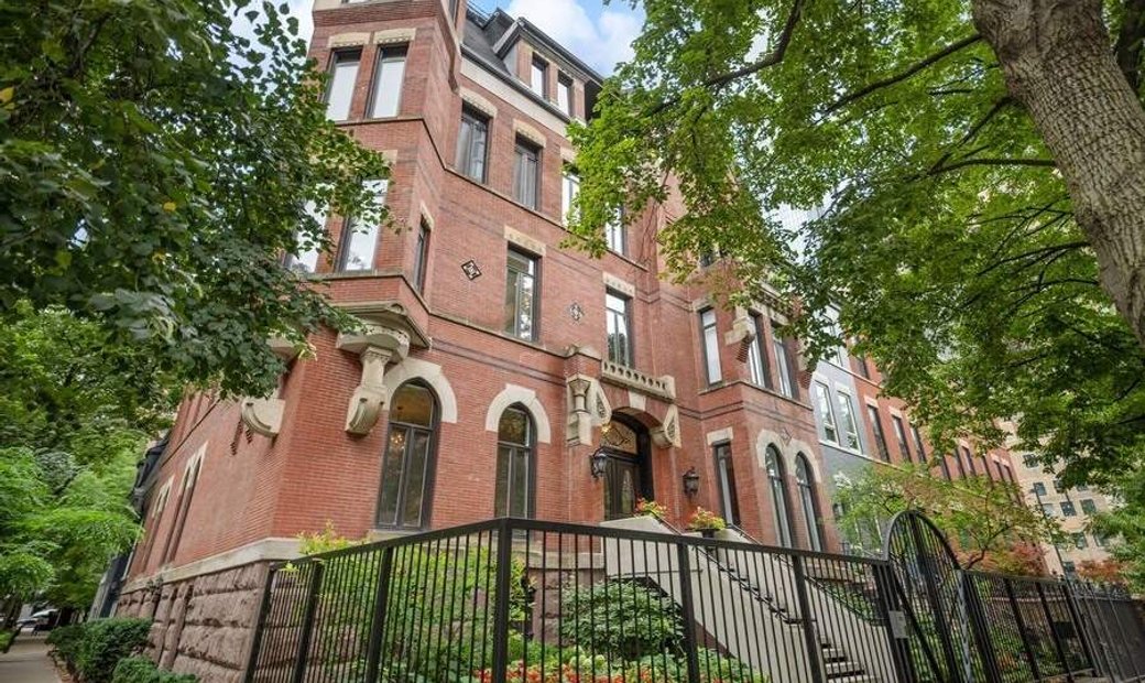 Corner Unit In The Iconic Newberry Mansion In Chicago, Illinois, United