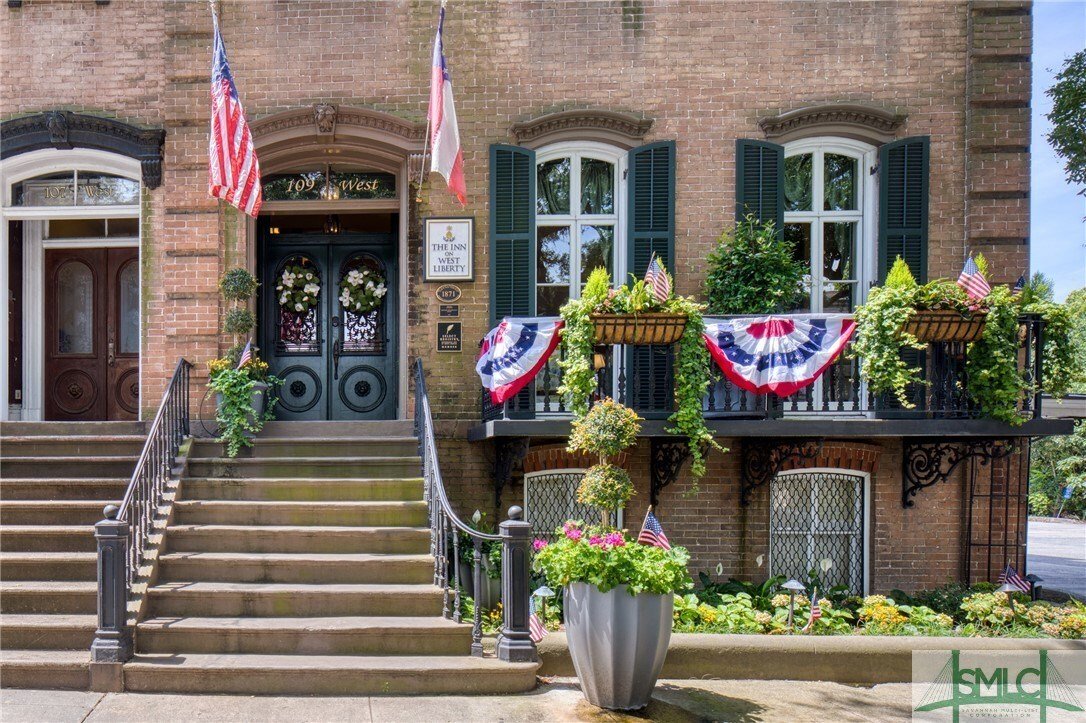 Classic Savannah Gray Brick Townhome In Savannah, United