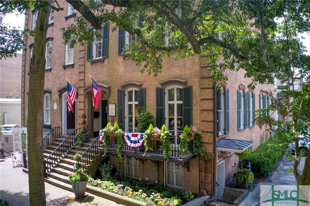 Classic Savannah Gray Brick Townhome In Savannah, United