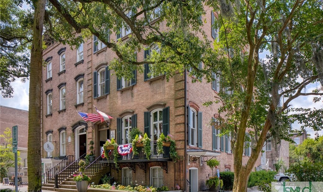 Classic Savannah Gray Brick Townhome In Savannah, United
