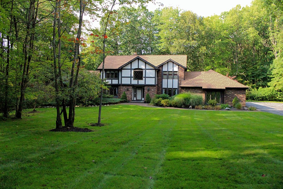 5 Bedrooms Single Family Detached In Chardon, Ohio, United States For