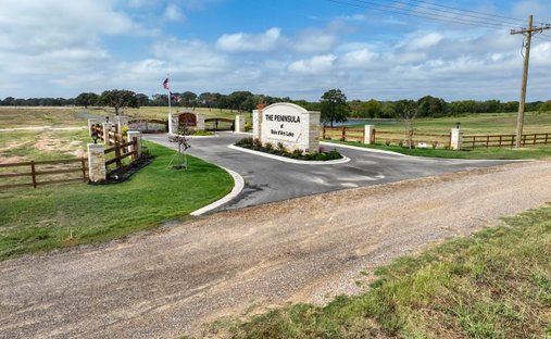 Luxury homes with terrace for sale in Sumner, Texas | JamesEdition