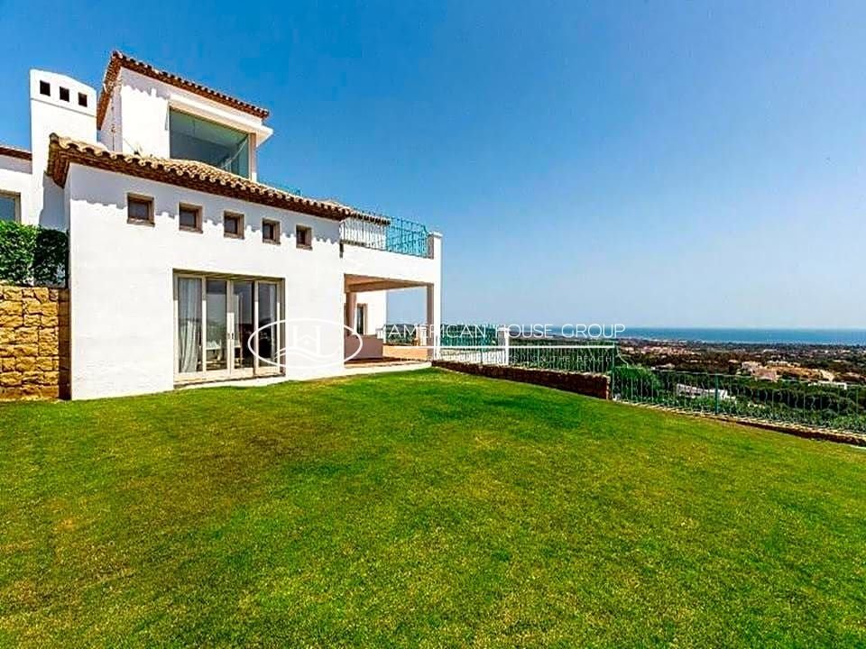 Chalet in La Alcaidesa, San Roque, Andalusia 1 - 11745110