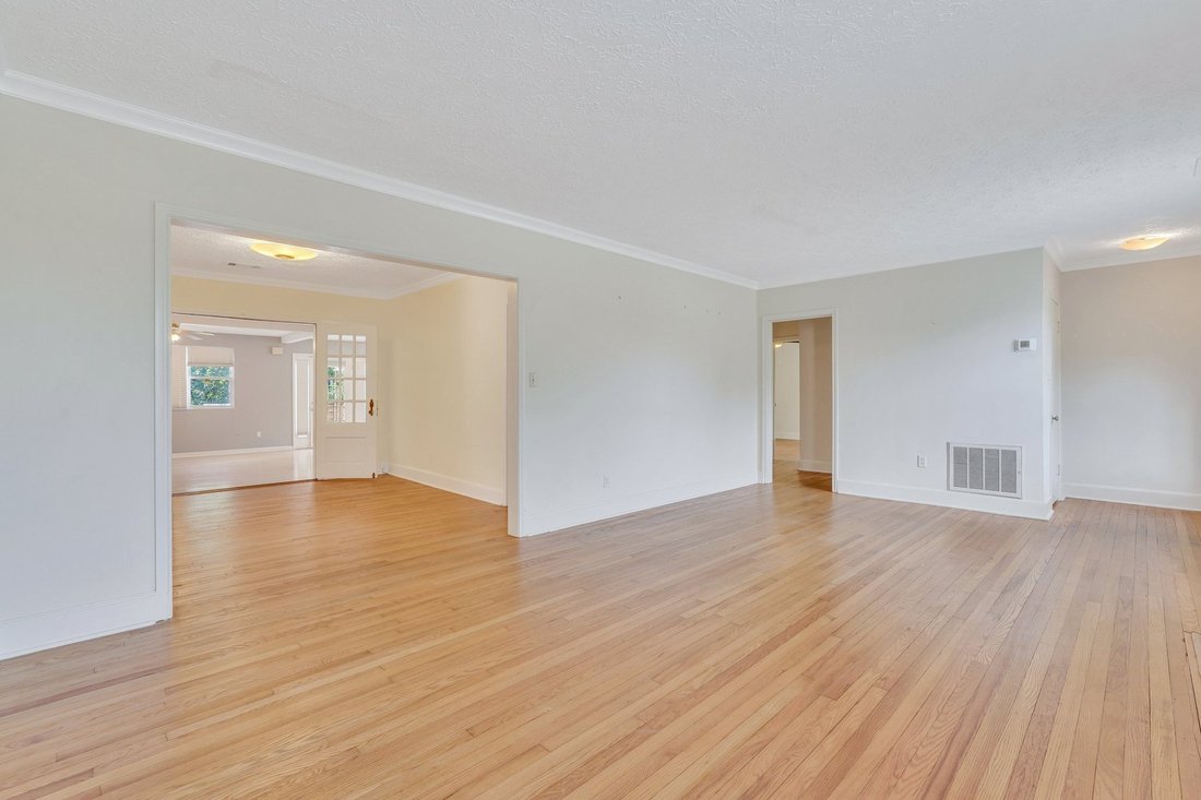 Traditional Brick Home In Ardsley Park In Savannah, United
