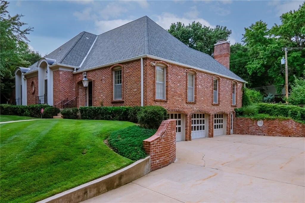 Elegant Home On A Quiet Street In Mission Hills, Kansas, United States