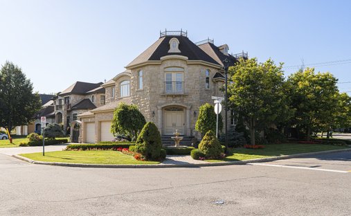 House in Kirkland, Quebec, Canada 1