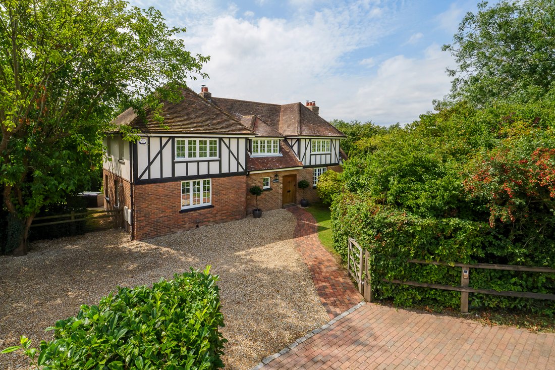 A Handsome And Beautifully Renovated In Chartham, England, United Kingdom For Sale (12815427)