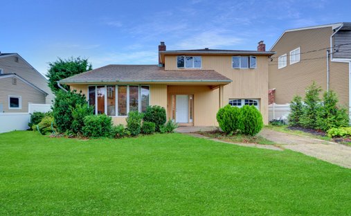House in Merrick, New York, United States 1