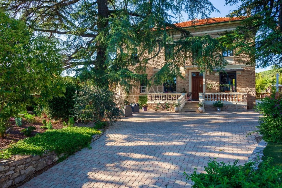 Provencal Manor House In The In Le Muy, Provence Alpes Côte D'azur