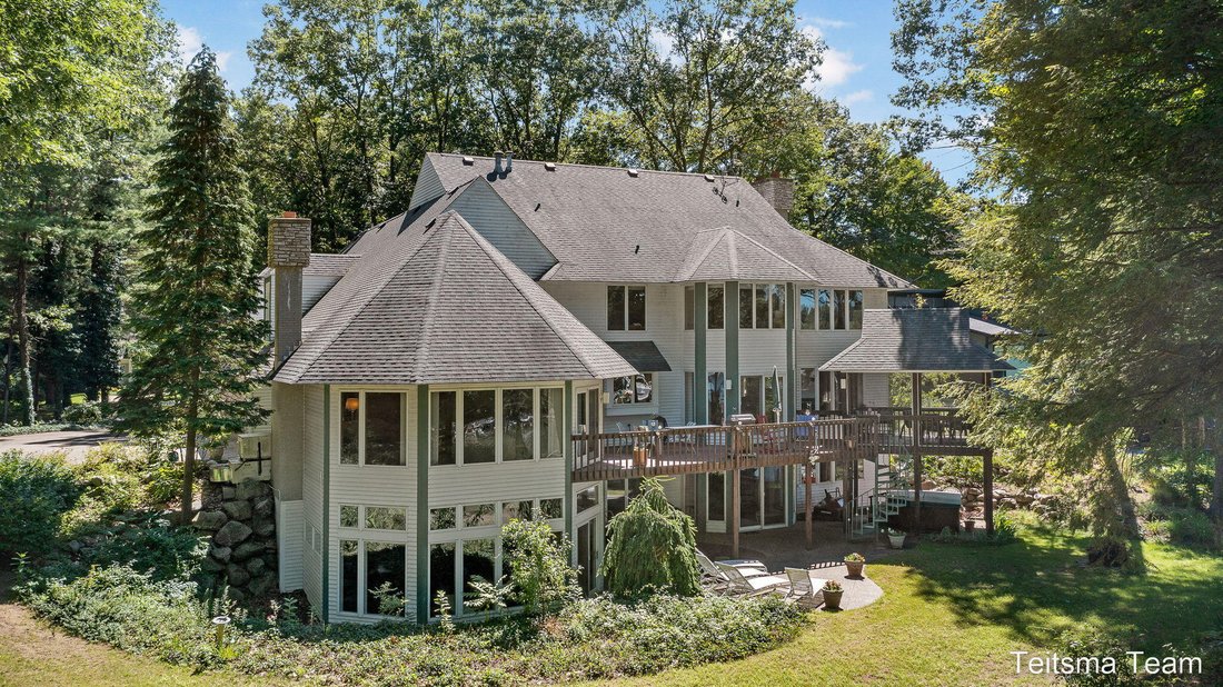 6 Bedrooms Single Family In Fruitport Charter Township, Michigan