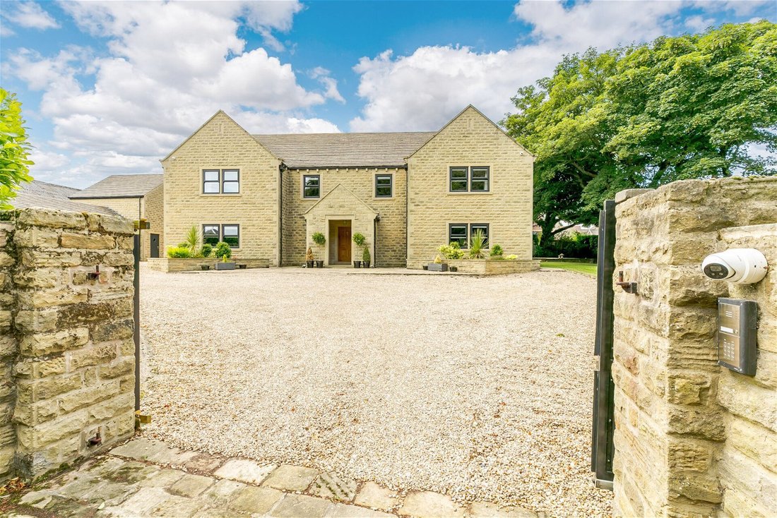 5 Bedroom Detached House For Sale In In Penistone, England, United