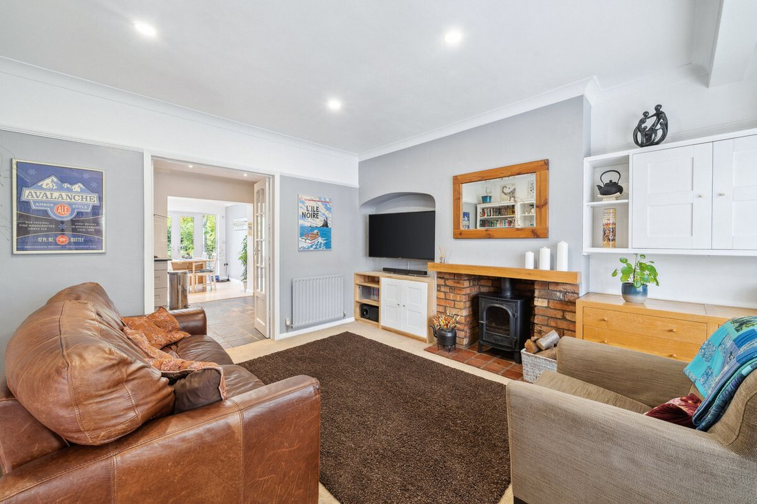 4 Bedroom Semi Detached House For In Stoke D'abernon, England, United