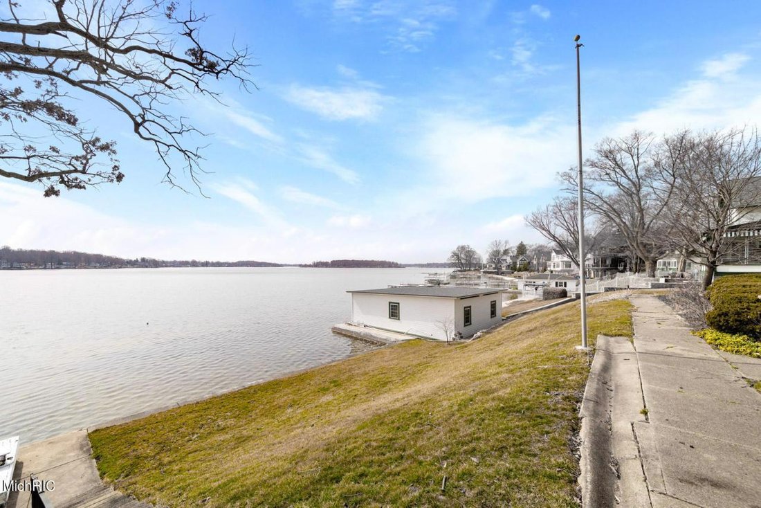 An Original Diamond Lake Home In Cassopolis, Michigan, United States