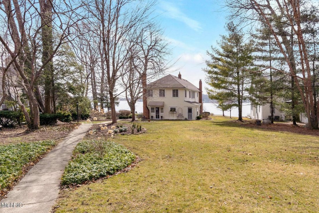 An Original Diamond Lake Home In Cassopolis, Michigan, United States