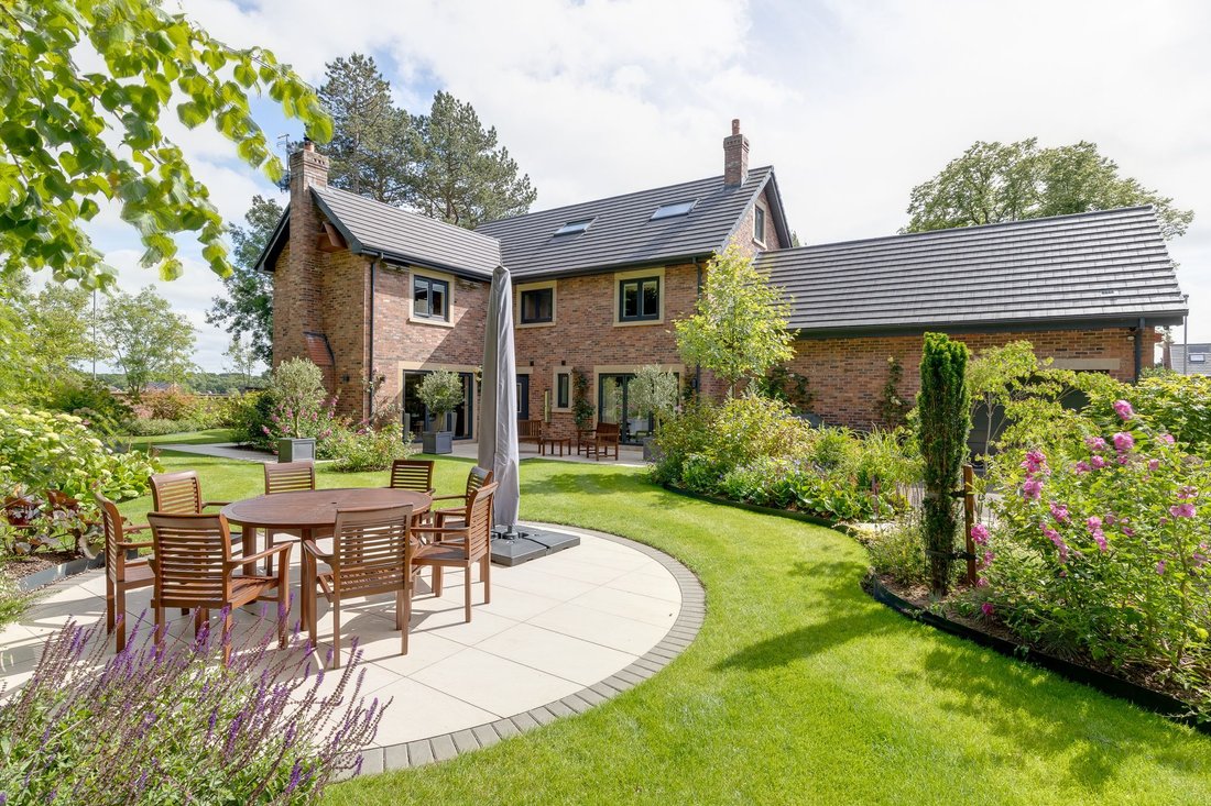 7 Bedroom Detached House For Sale In Chorley In Euxton, England, United