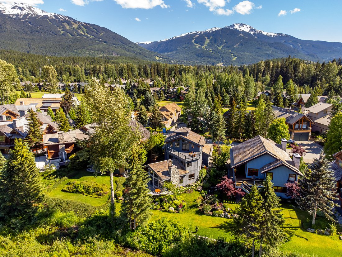 Lakeside Whistler Residence With Mountain In Whistler, British Columbia