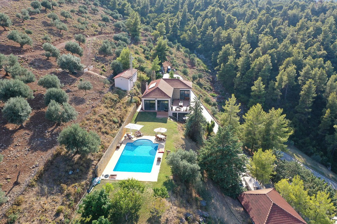 Estate in Istiaia-Aidipsos, Thessaly and Central Greece, Greece 2 - 13317249
