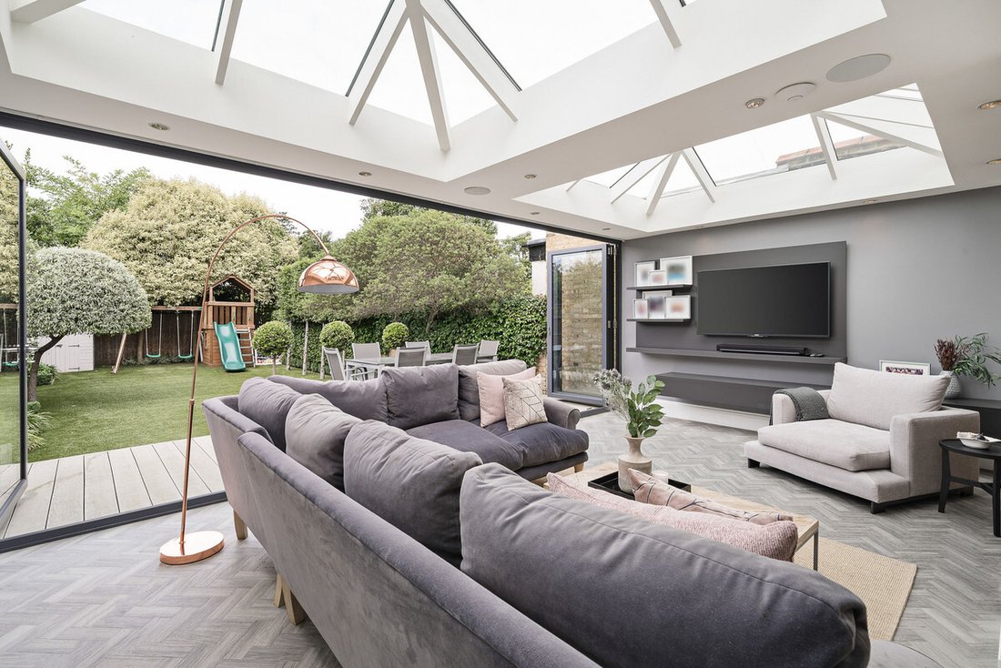 5 Bedroom Semi Detached House For Sale In In London, England, United