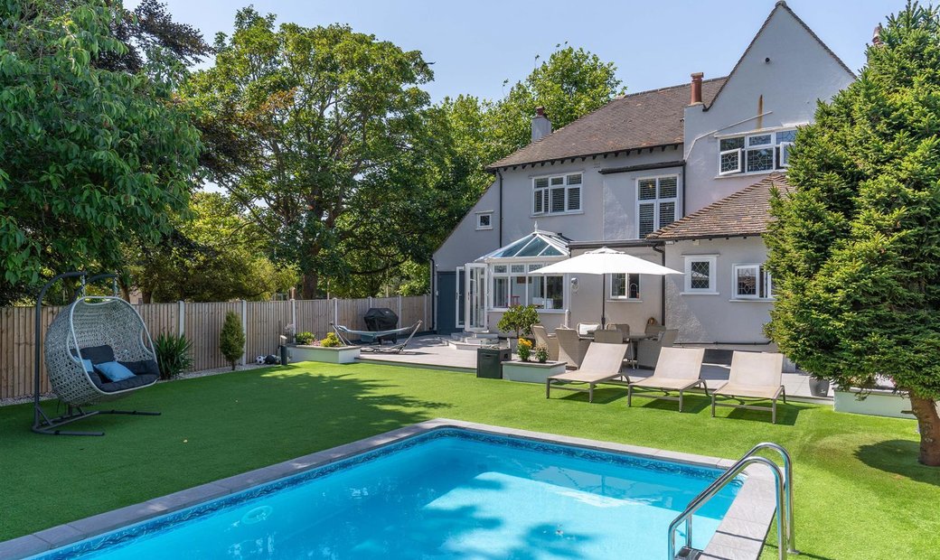 ** With Outdoor Heated Swimming Pool ** An In Southend On Sea, United ...