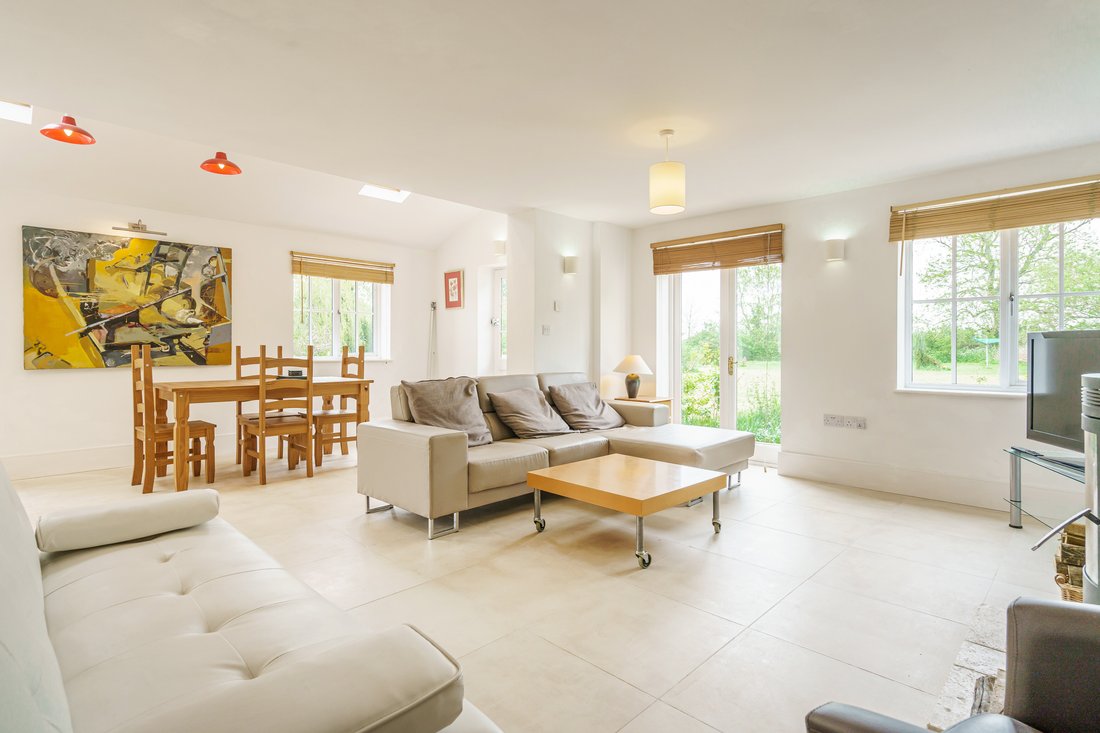 7 Bedroom Detached House For Sale In In Ludgershall, England, United