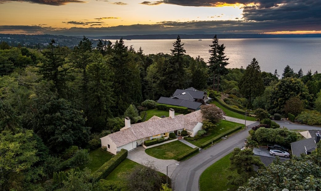 Architect Designed Home Atop Rucker Hill In Everett, Washington, United
