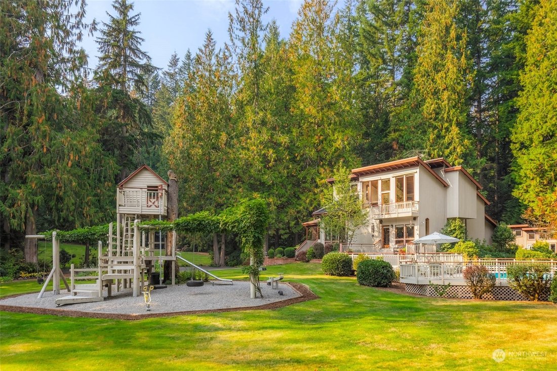 Chic Living In An Enchanting Setting In Cottage Lake, Washington