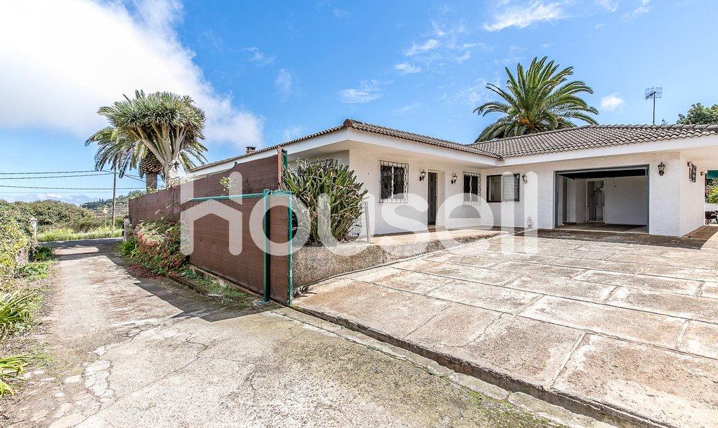 Large House Of 350 Sqm With A Plot Of 500 Sqm In Camino Zamorano, In