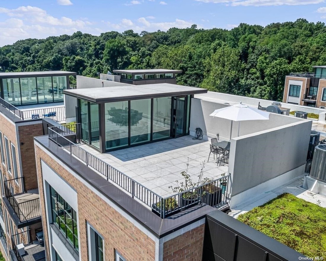 Penthouse With Private Roof Deck With In Glen Cove, New York, United