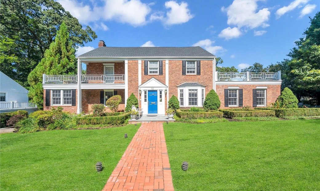 Modernized Center Hall Colonial In A In Great Neck, New York, United States For Sale (13324051)