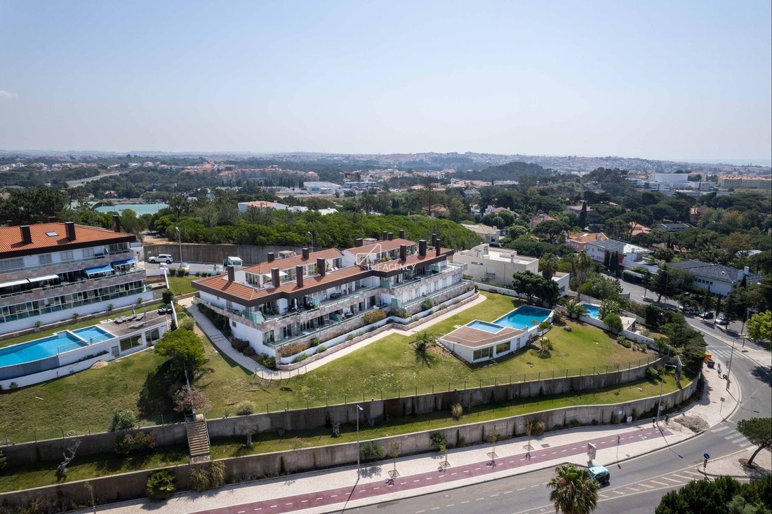 4 Bedroom Apartment In Condominium In Estoril In Estoril, Lisbon