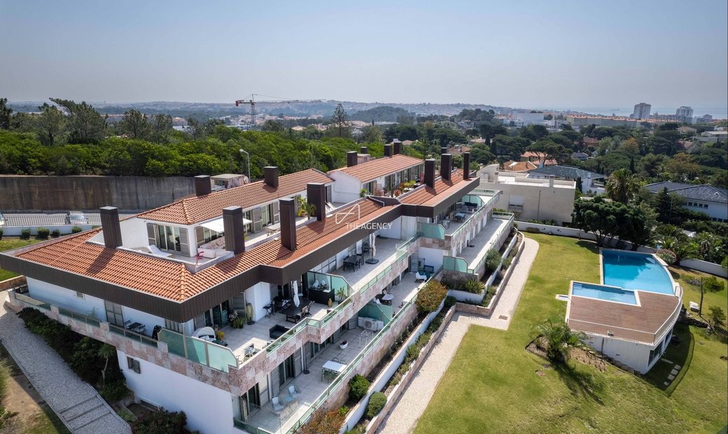 4 Bedroom Apartment In Condominium In Estoril In Estoril, Lisbon