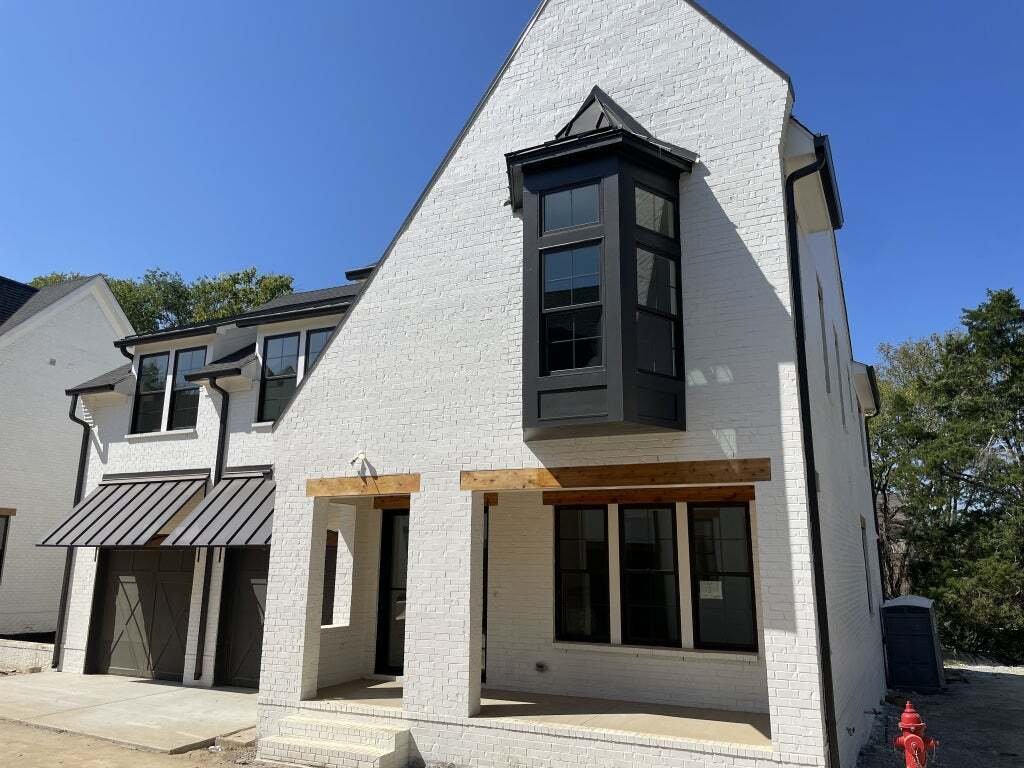 Courtyard Luxury Living In A Prime In Forest Hills, Tennessee, United