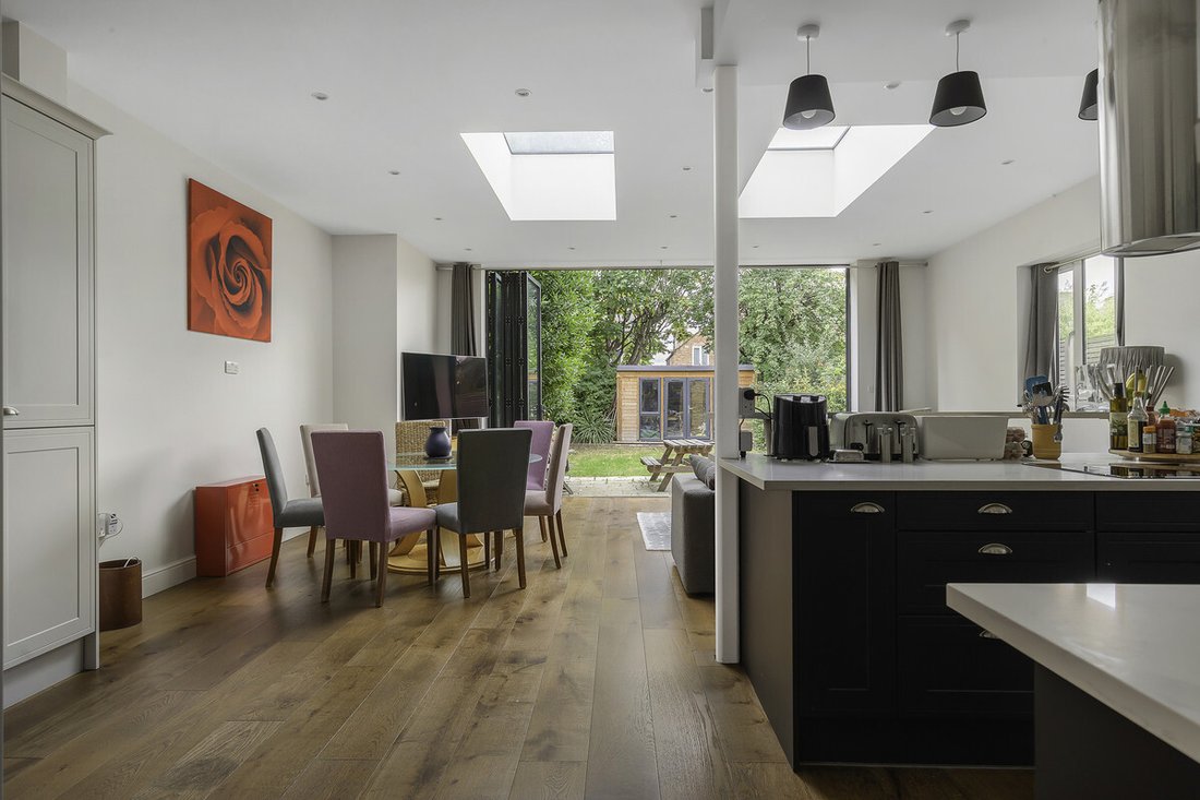 House in Acton Park, Ealing, England 5 - 13336123