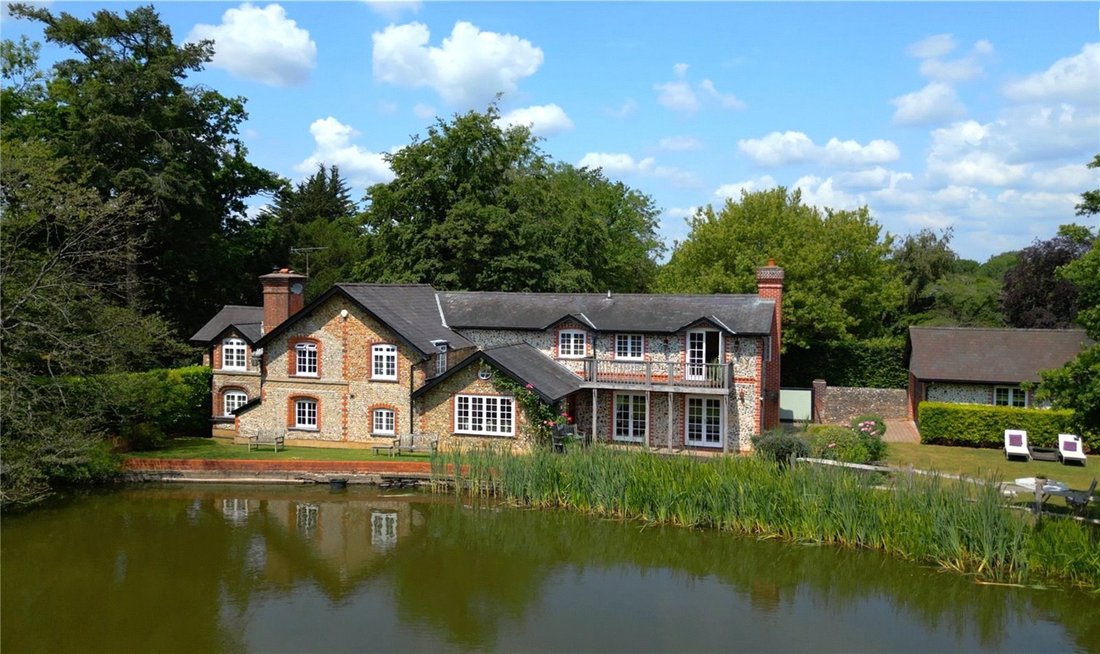 5 Bedroom Detached House For Sale In In East Horsley, England, United