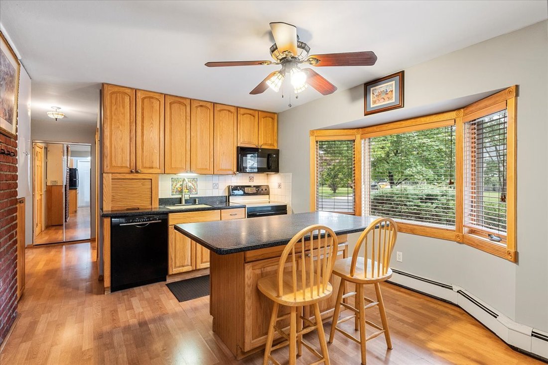 5 Bedrooms Single Family Detached In Hicksville, New York, United