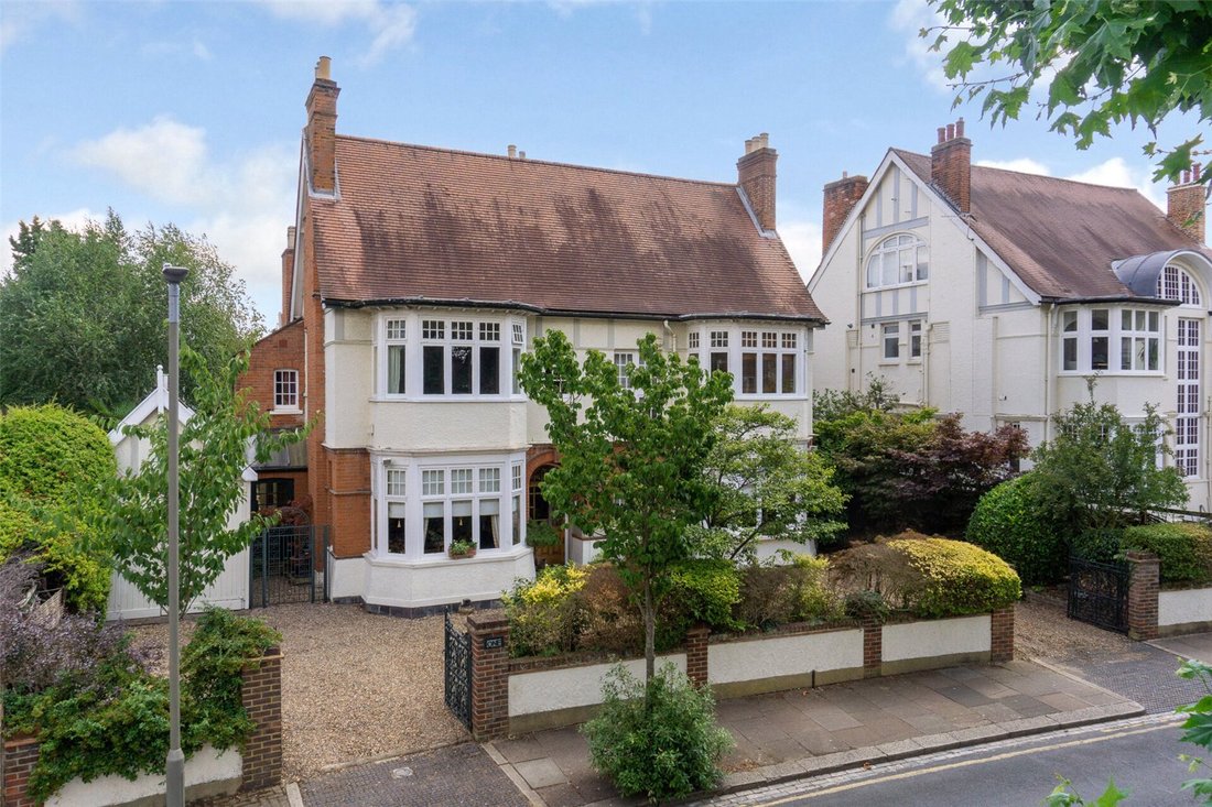 6 Bedroom Detached House For Sale In West In London, England, United