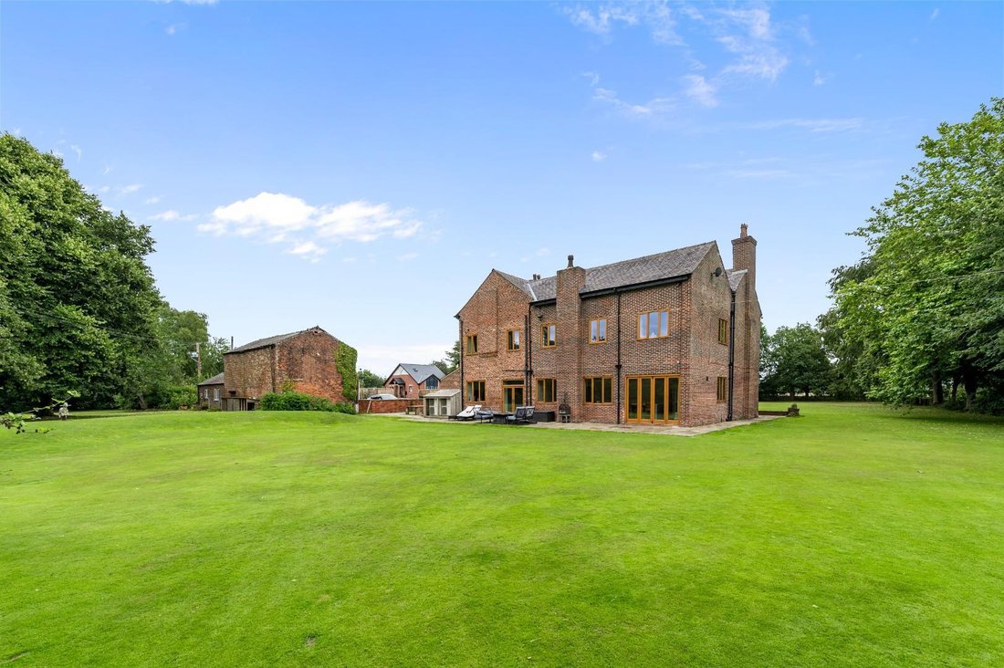 5 Bedroom Detached House For Sale In In Glazebury, England, United