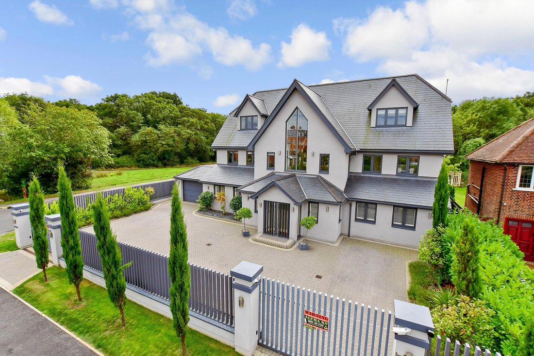 5 Bedroom Detached House In Chingford In Loughton, England, United