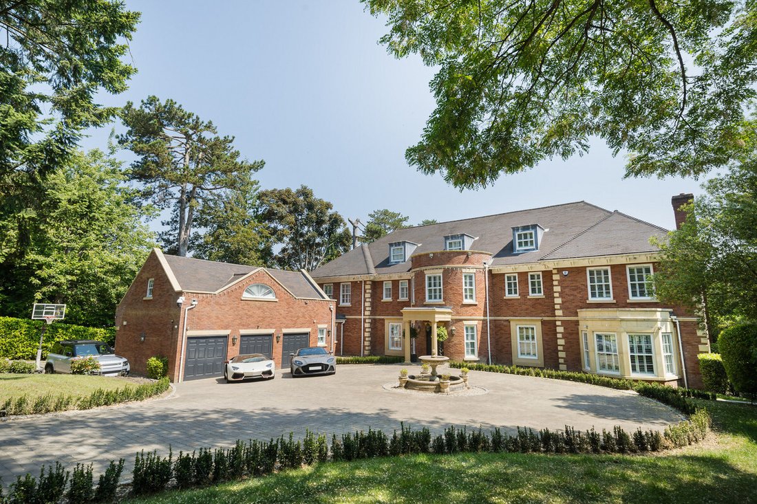 7 Bedroom Detached House For Sale In In Oxshott, England, United