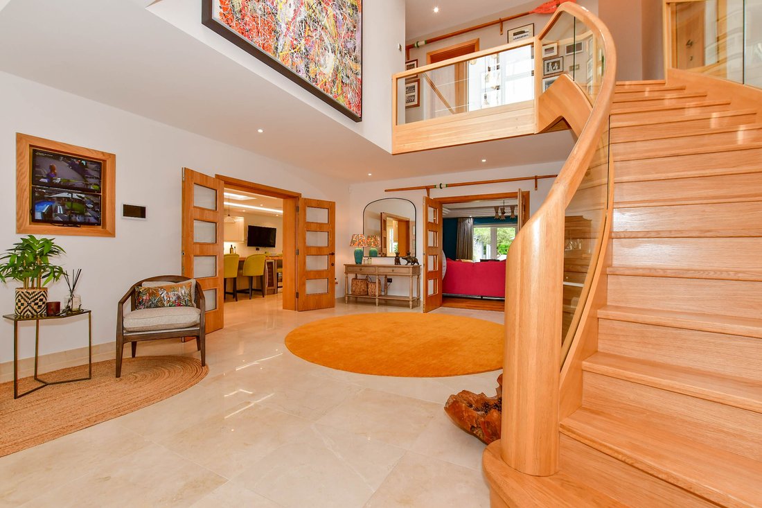 5 Bedroom Detached House In Chingford In Loughton, England, United