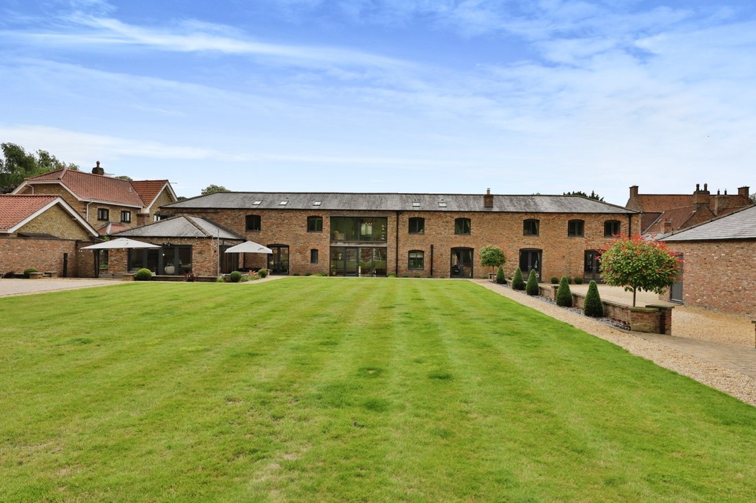 4 Bedroom Detached House For Sale In In Brantingham, England, United