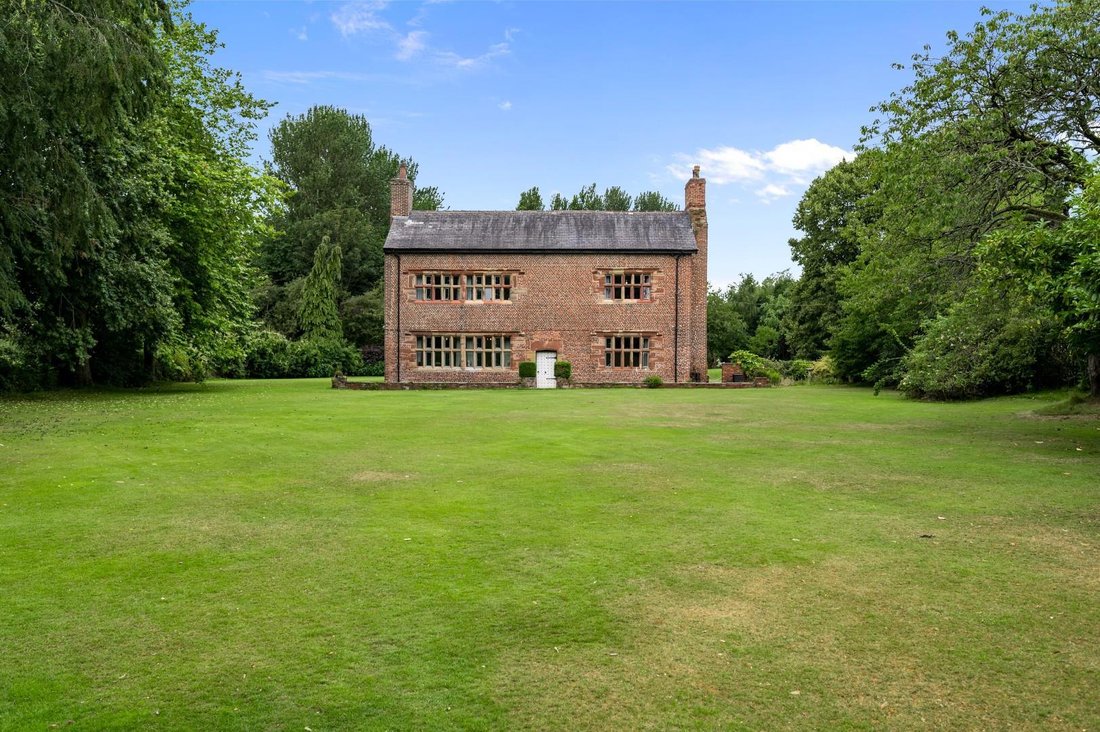 5 Bedroom Detached House For Sale In In Glazebury, England, United