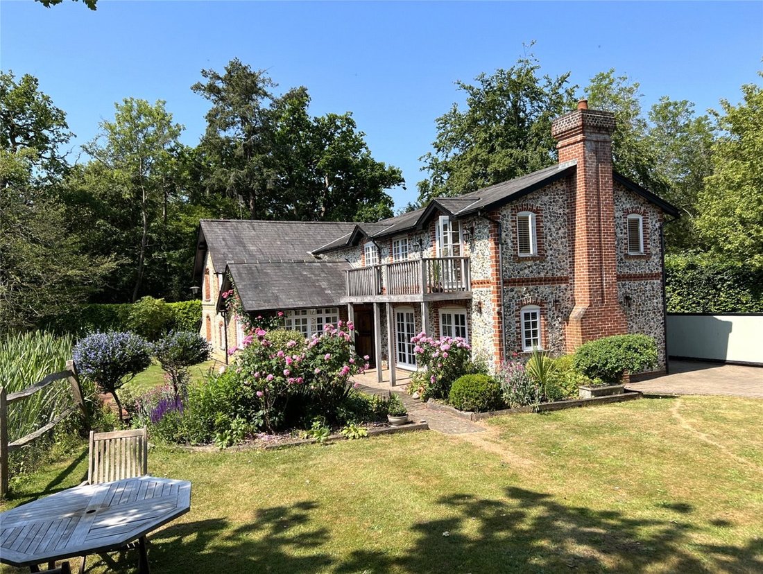 5 Bedroom Detached House For Sale In In East Horsley, England, United