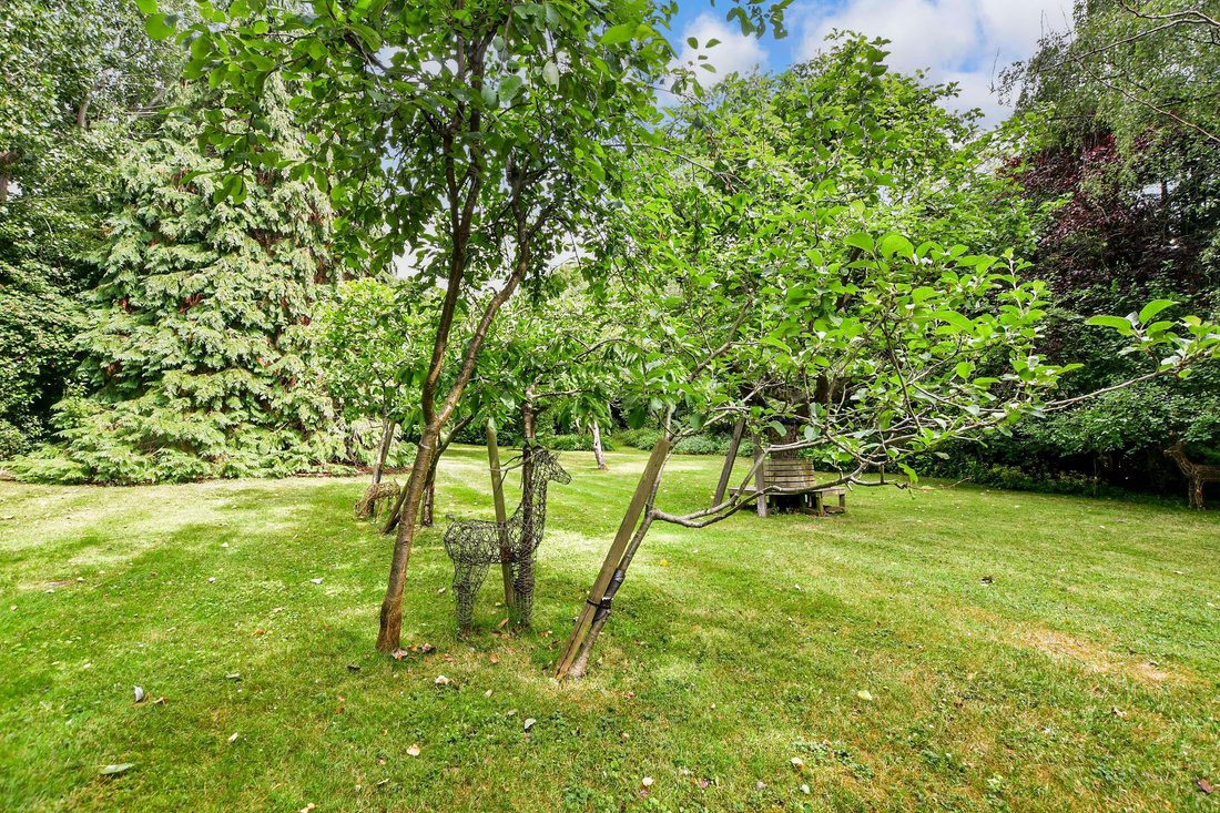 4 Bedroom Detached House For Sale In In Loughton, England, United