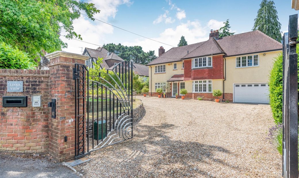 5 Bedroom Detached House For Sale In In Ferndown, England, United
